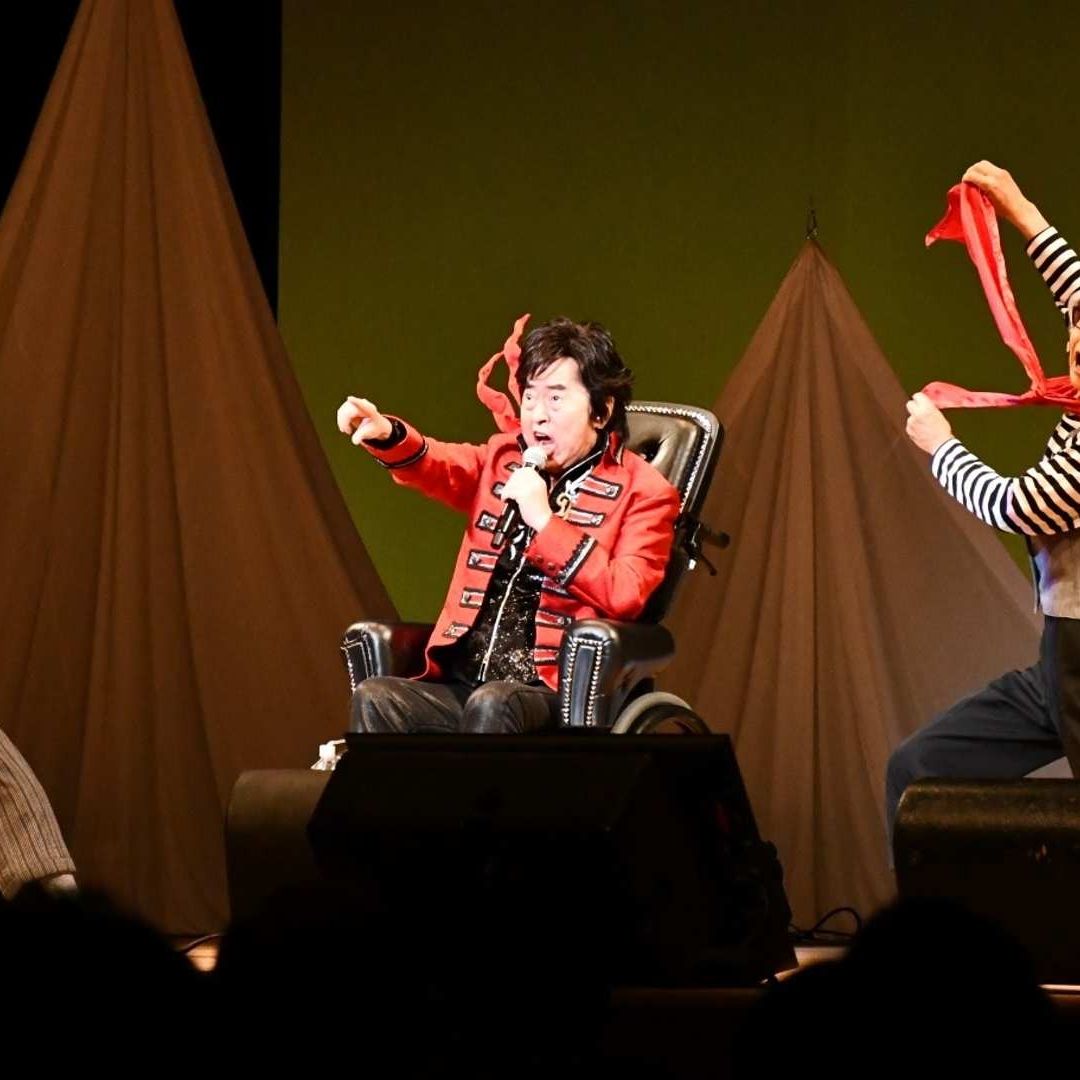 Mizuki enfundado en su característica vestimenta negra con chaqueta roja