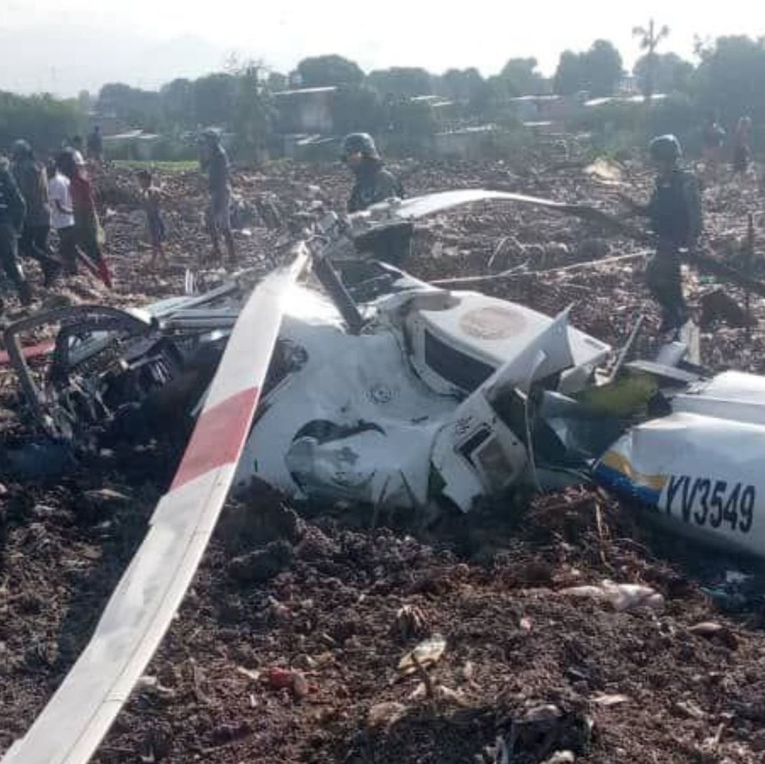 Varias personas observan un accidente aéreo.