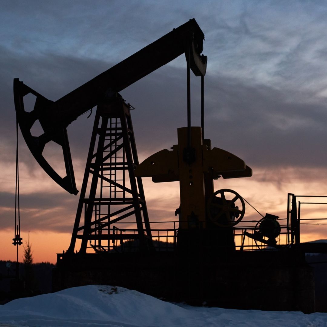Petróleo Cae a Su Nivel Más Bajo en 4 Años en Medio de Escalada de Tensiones en Venezuela