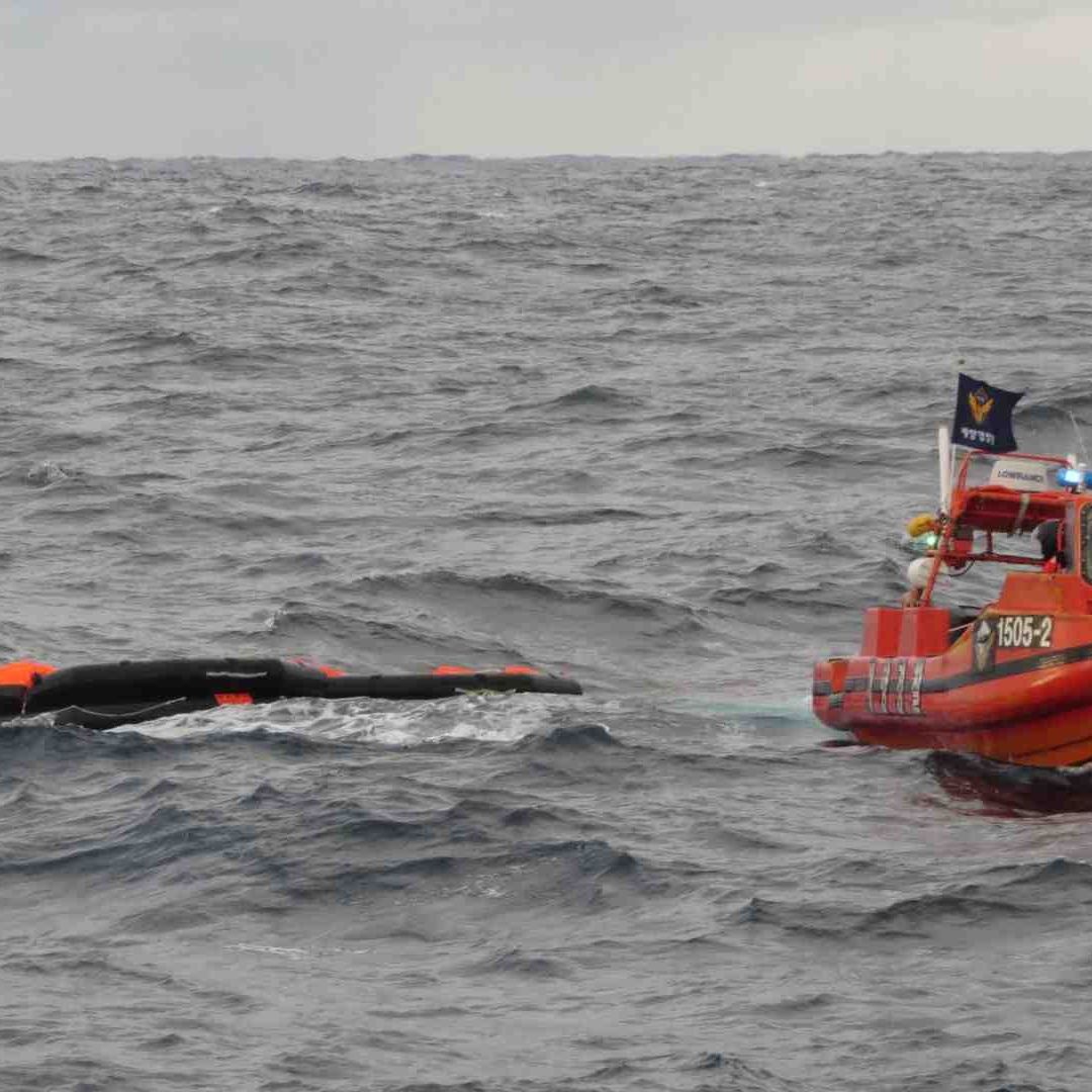 El naufragio de un buque de carga al suroeste de Japón dejó al menos dos muertos y nueve marineros desaparecidos