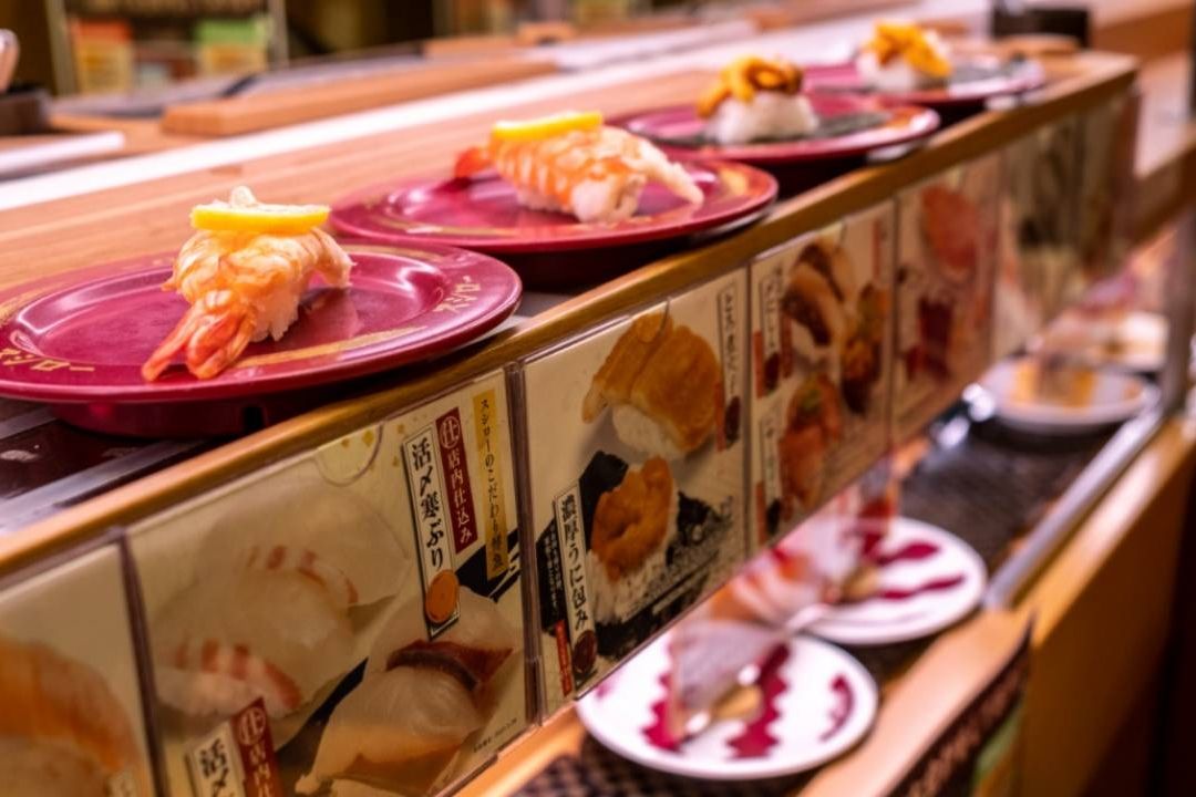 Bromas antihigiénicas en restaurantes de sushi provocaron escándalo en Japón
