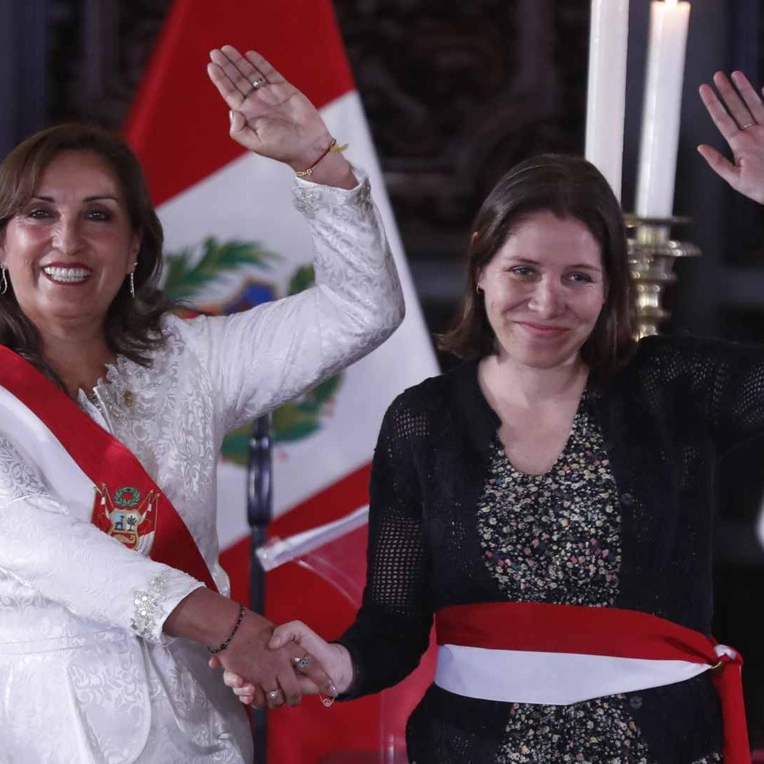 Presidenta de Perú Presenta a su Gabinete en Plena Crisis