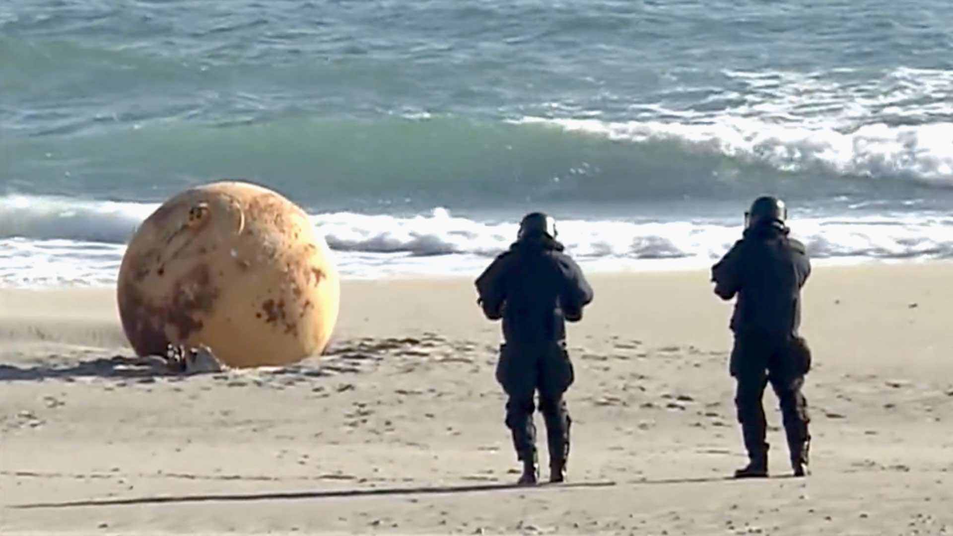 Extraña bola de metal aparecida en playas de Japón