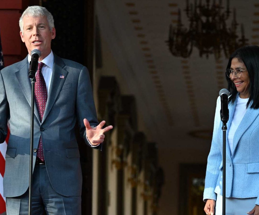 Secretario estadounidense de Energía, Chris Wright y presidenta encargada de Venezuela, Delcy Rodríguez. Foto: AFP