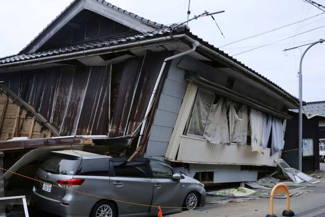 Una persona murió y varias casas colapsaron tras terremoto en Japón
