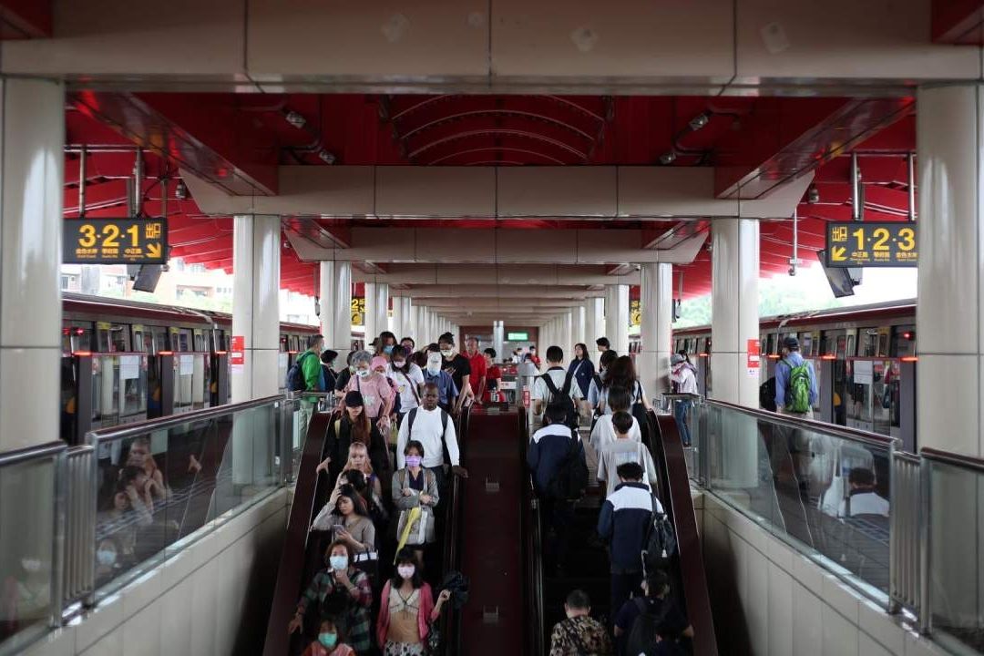 Cancelan Cientos de Vuelos en Japón por la Tormenta Mawar