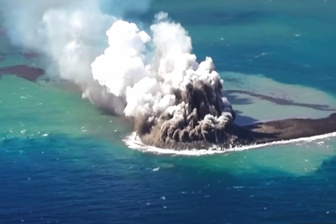 Erupción de Volcán Submarino Crea Nueva Isla