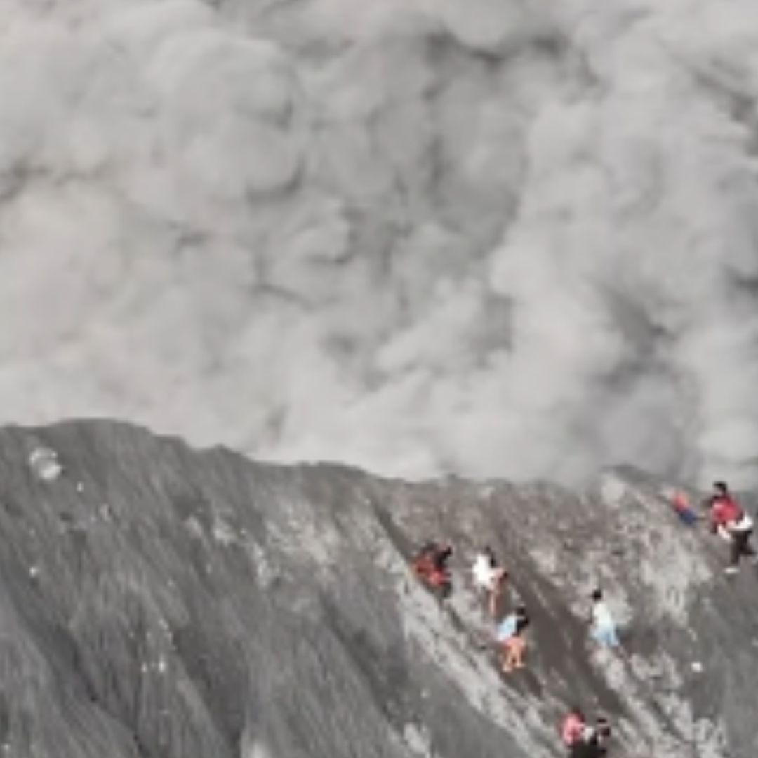 Un grupo de escaladores que subió el pasado sábado, 17 de agosto de 2024, al volcán Dukono de Indonesia, se salvaron de milagro cuando el coloso entró en erupción
