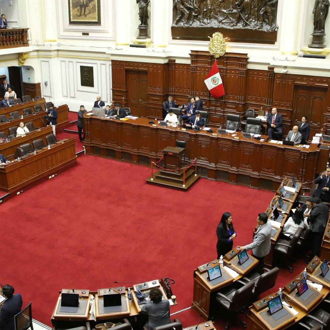 Congreso peruano acuerda adelantar elecciones para abril de 2024