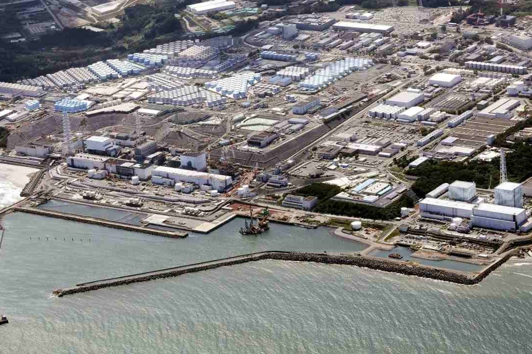 Japón Comienza a Verter Agua de Fukushima; OIEA Minimiza Riesgo