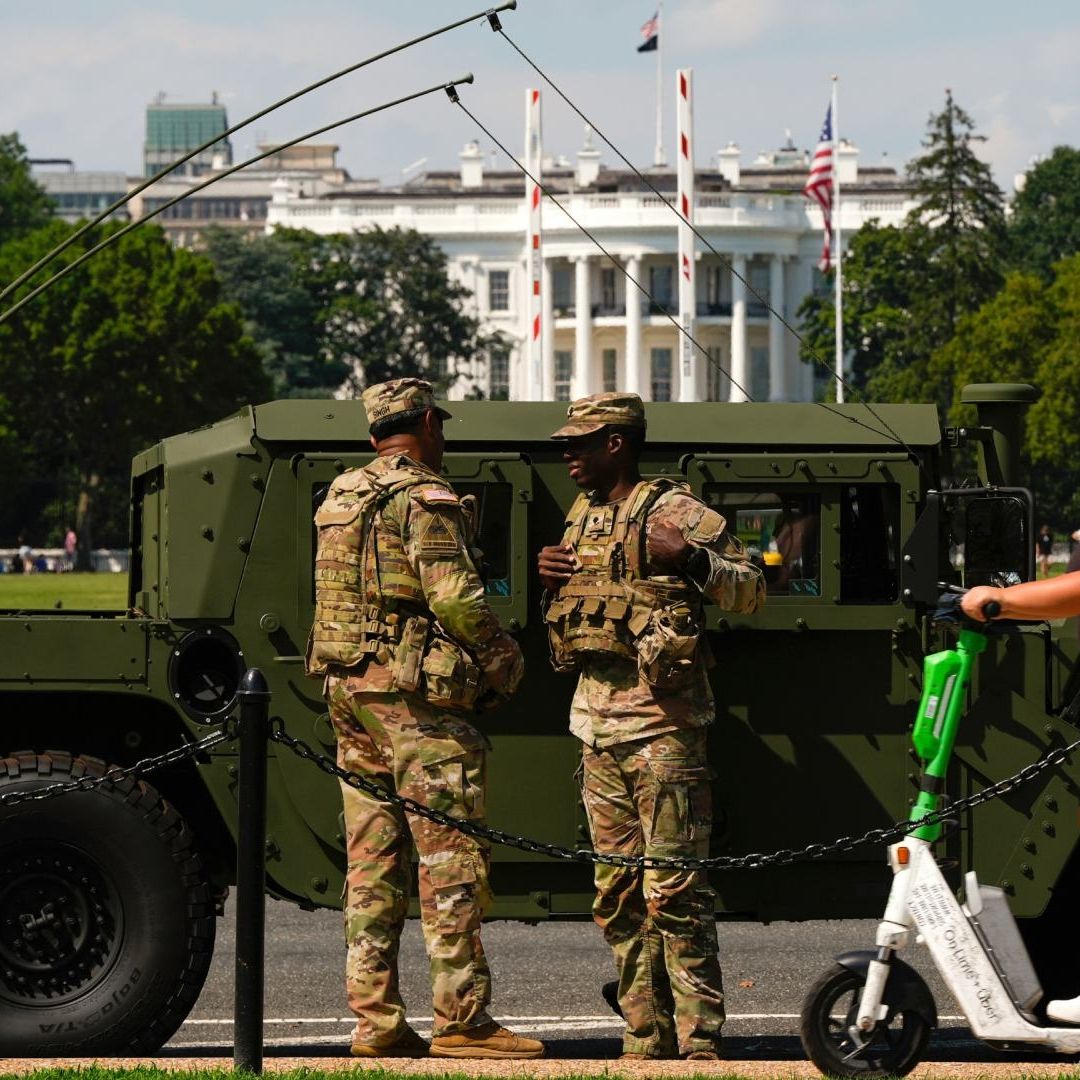 Miembros de la Guardia Nacional del Distrito de Columbia patrullan frente a la Casa Blanca