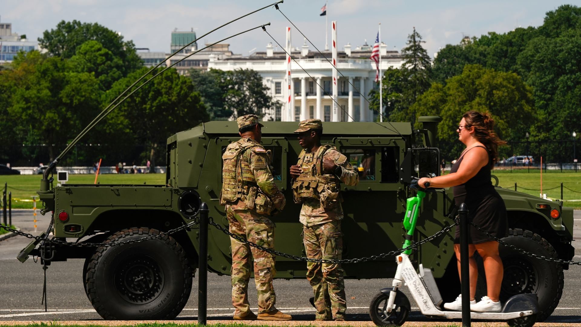 Miembros de la Guardia Nacional del Distrito de Columbia patrullan frente a la Casa Blanca