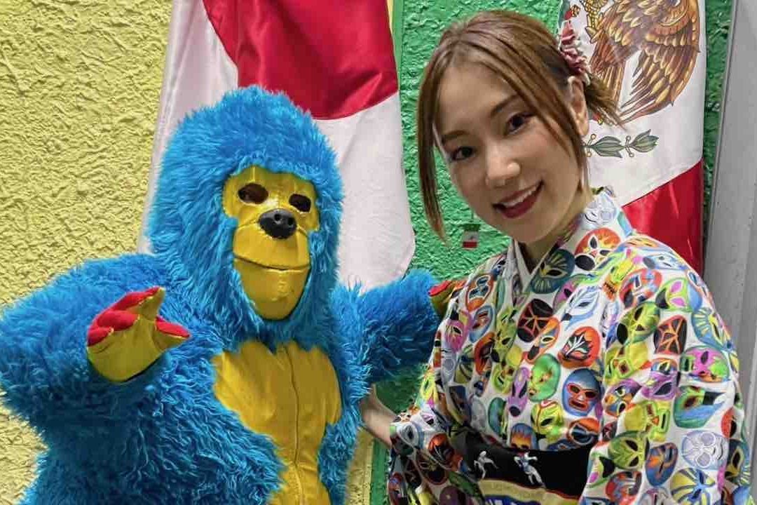 Kemonito junto a la luchadora japonesa Miki Motoi