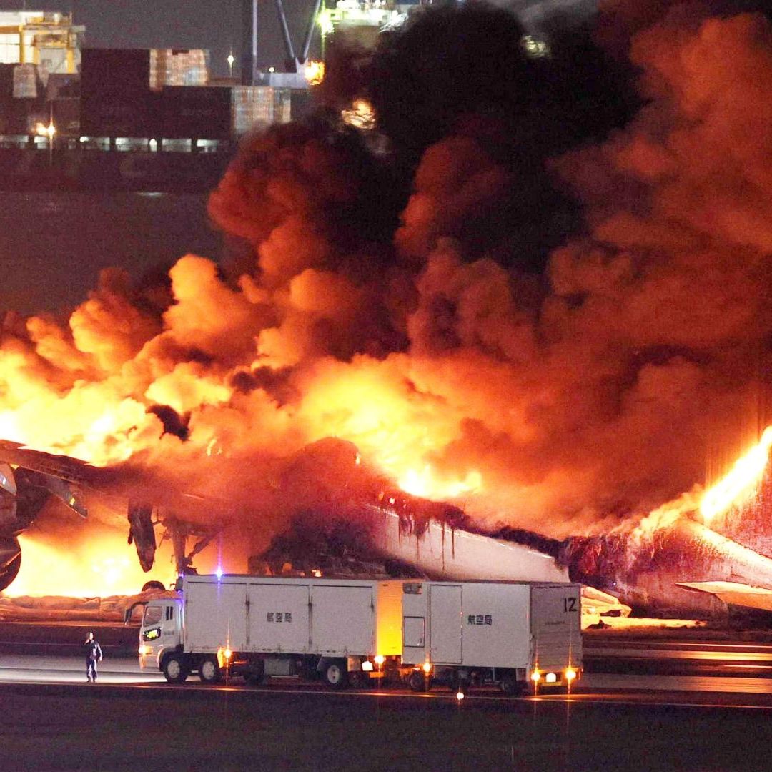 Choque de aviones deja 5 muertos en Tokio