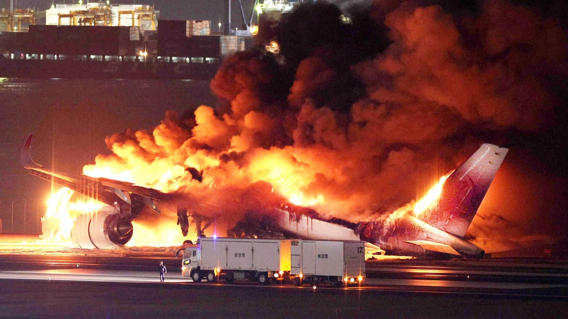Choque de aviones deja 5 muertos en Tokio