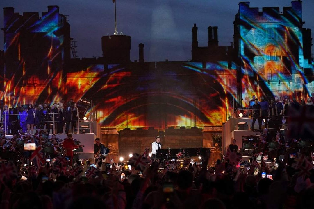 El veterano Lionel Richie arrancó incluso unos pasos de baile al monarca, de 74 años, con un "All Night Long" cargado de energía que puso a toda la familia real en pie