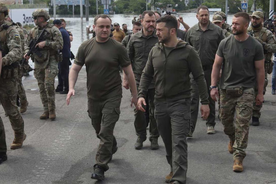Ucrania: Zelenski Visita Jersón Para Evaluar Daños por Destrucción de Presa
