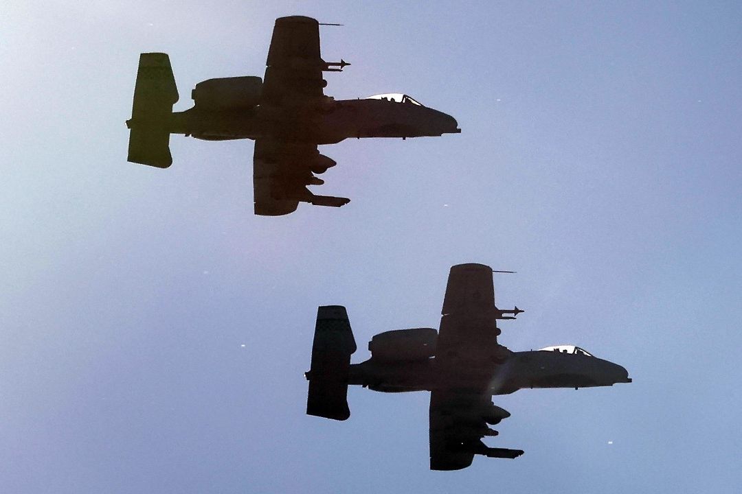 Aviones de ataque A-10 Thunderbolt de la Fuerza Aérea de Estados Unidos sobrevuelan la base aérea de Osan en Pyeongtaek