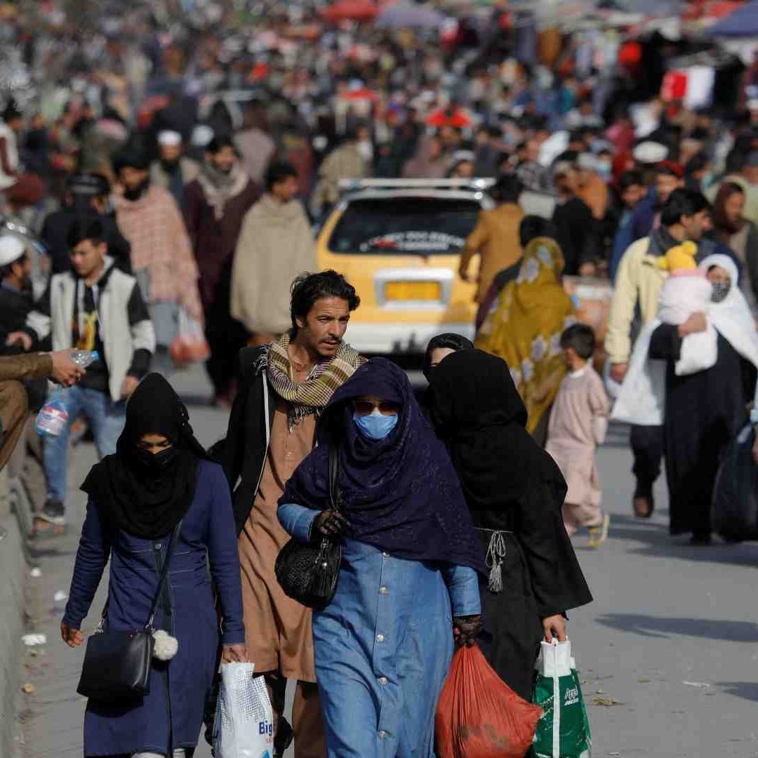 Ciudadanos afganos recorren las calles de Kabul