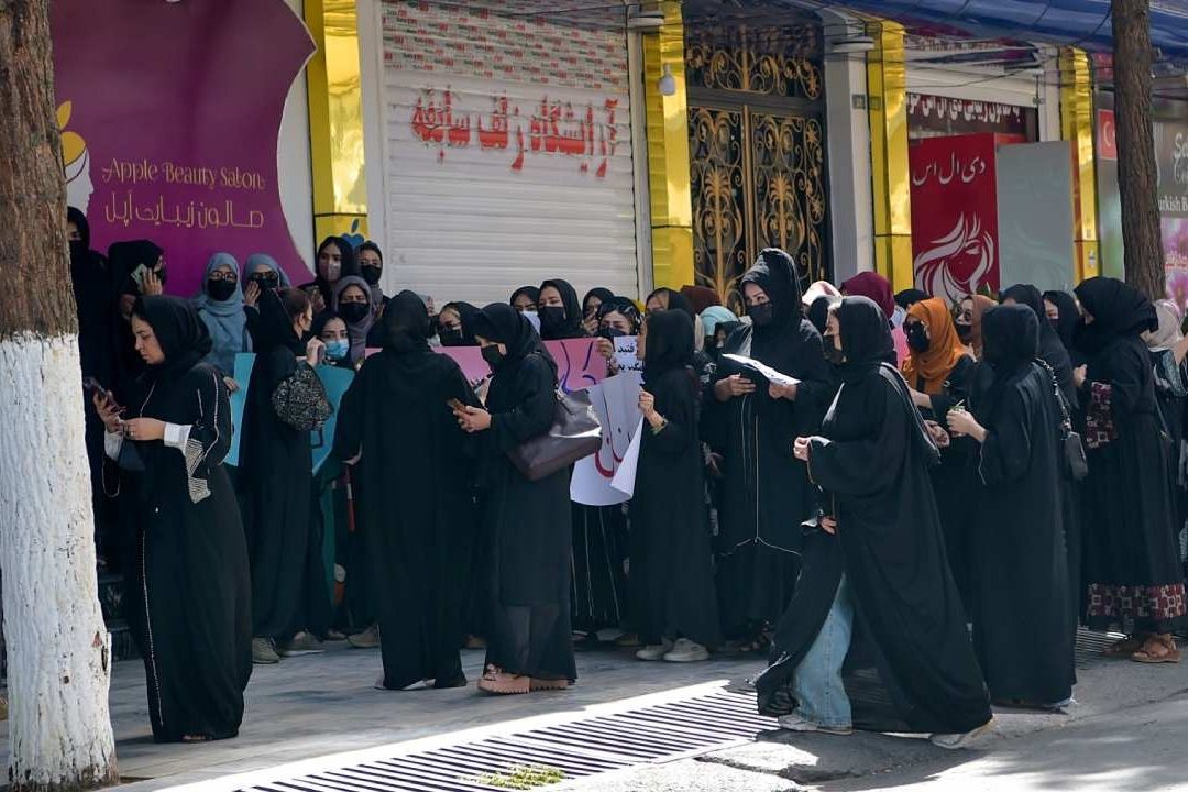 Afganas Protestan en Kabul Contra Cierre de Salones de Belleza