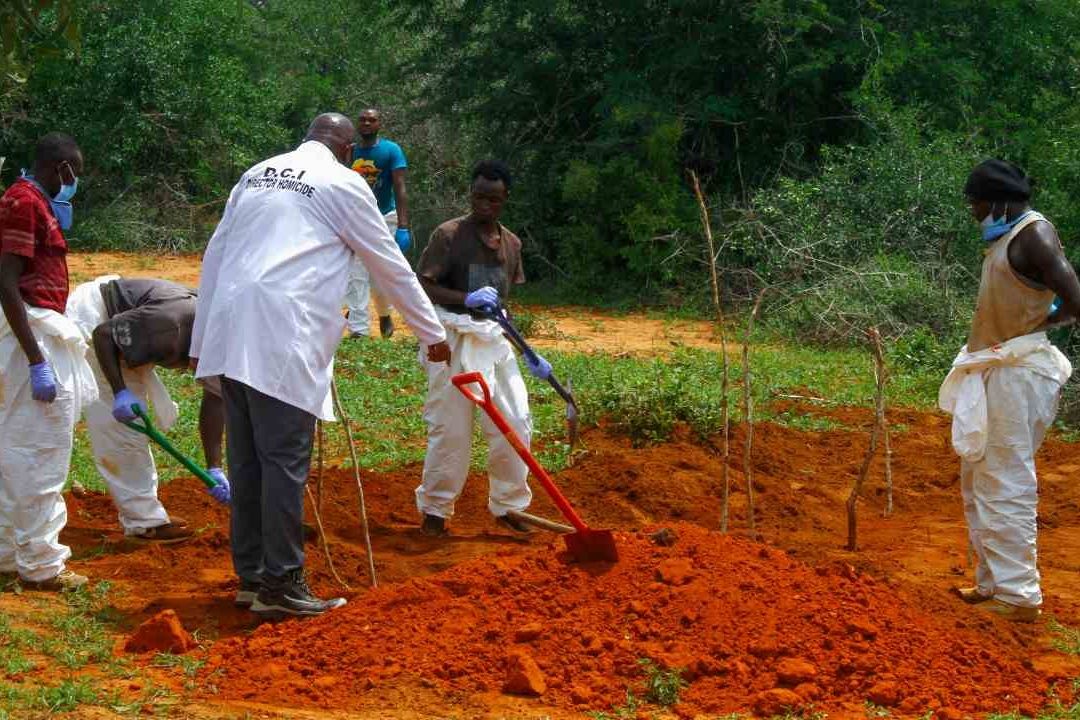 Suman 103 personas exhumadas de bosque en Kenia; ayunaron hasta morir