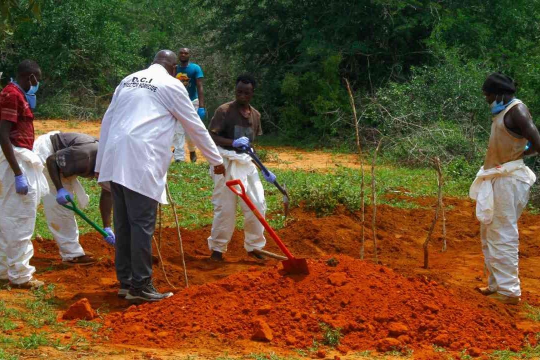 Autoridades de Kenia informaron que aumentaron a 235 muertos de presuntos miembros de una secta cristiana que ayunaron hasta morir