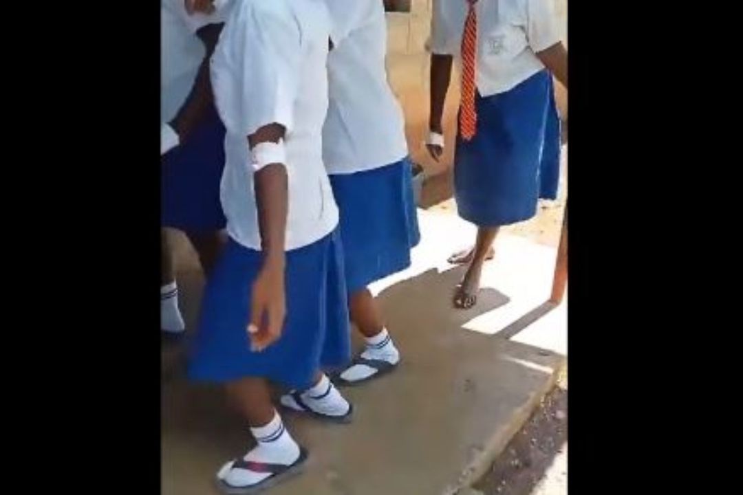 Las alumnas no pueden caminar debido a un dolor intenso en sus rodillas, dijo un funcionario local