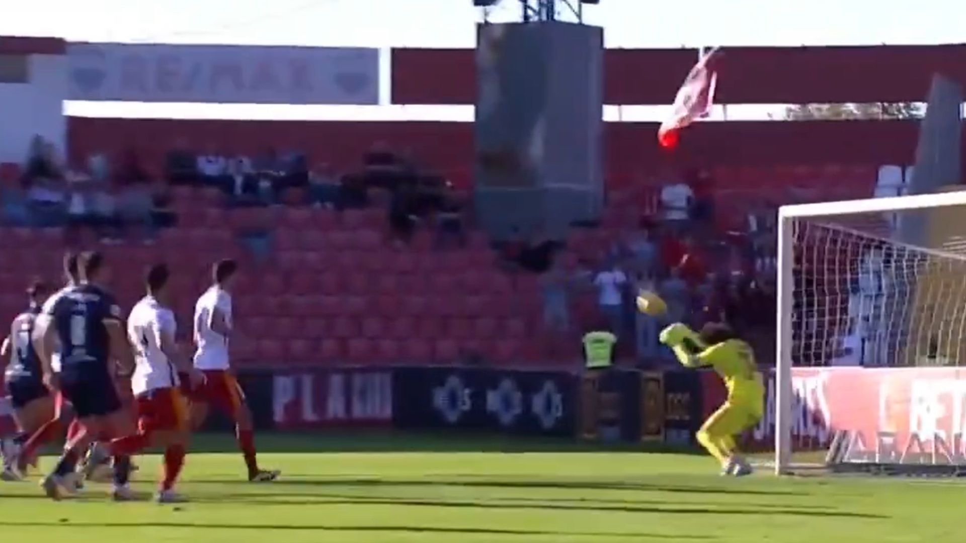 Video | 'Memo' Ochoa Comete Tremendo Error en Derrota de su Equipo en Portugal