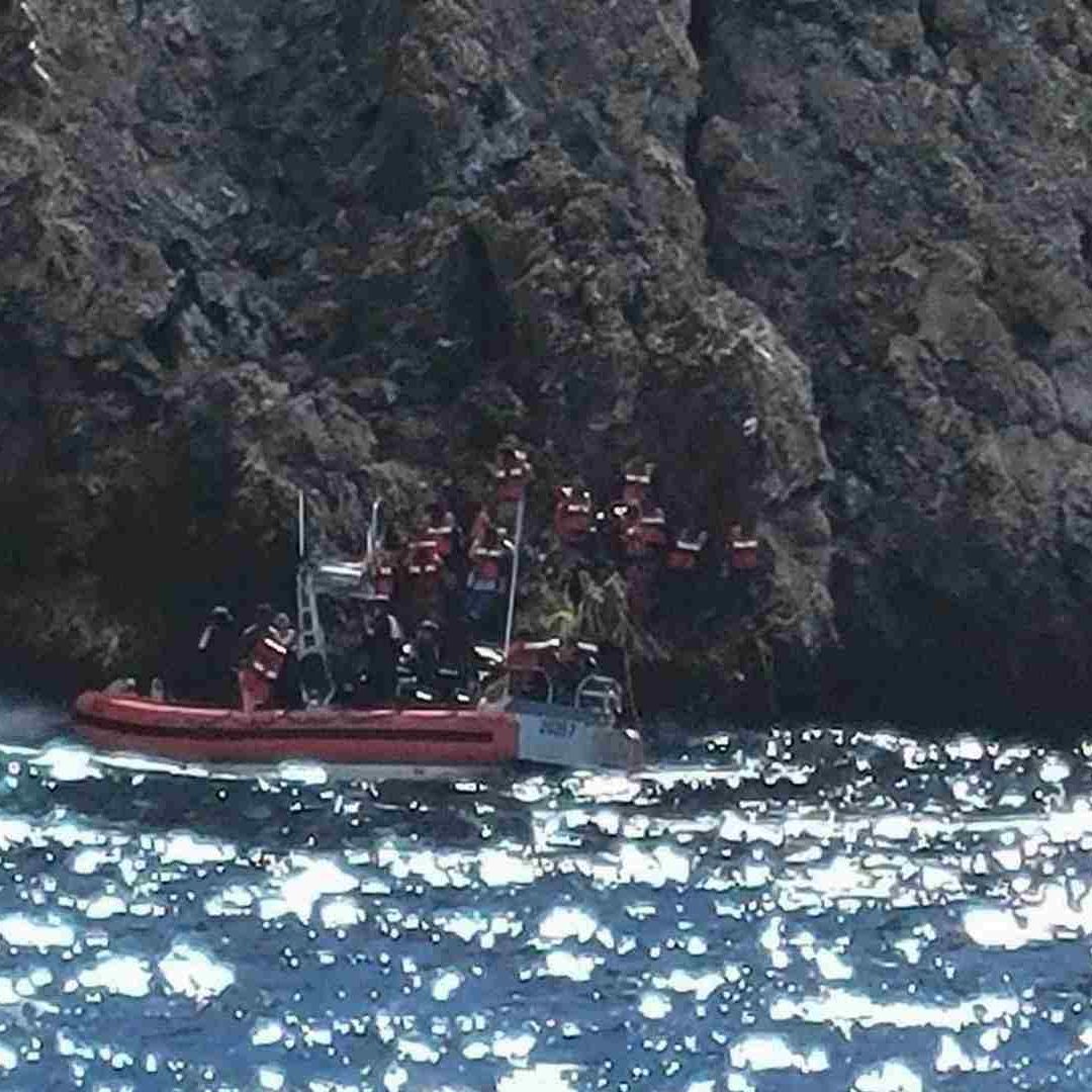 Rescate de un grupo de personas varadas en los acantilados rocosos de Monito