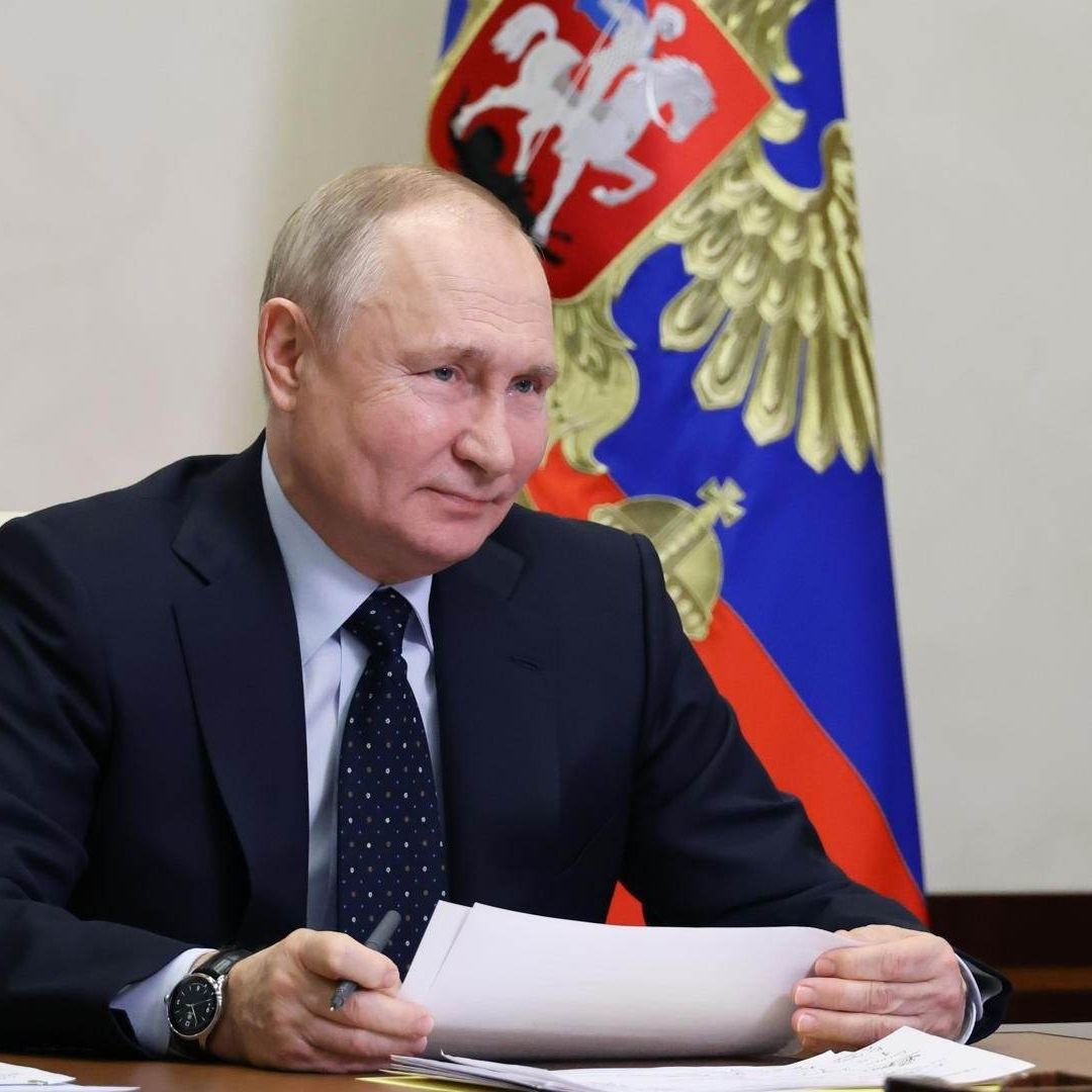 Kremlin niega que Putin haya amenazado a Johnson con misil