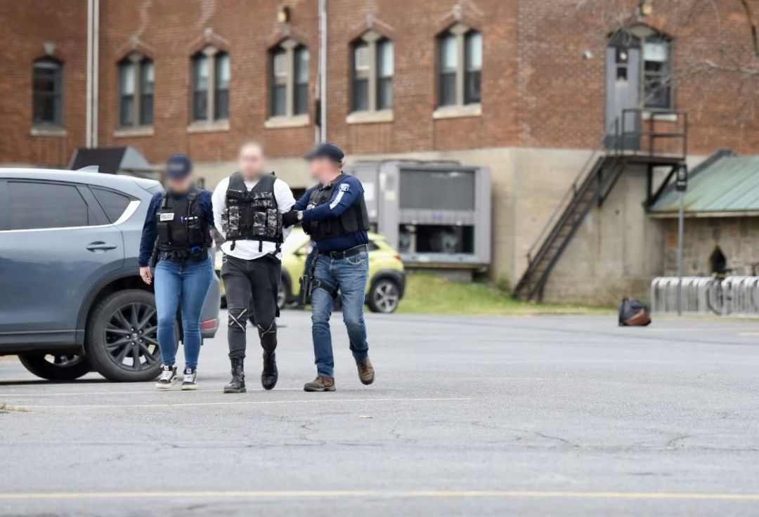 Detención por tiroteo en colegio de Quebec.