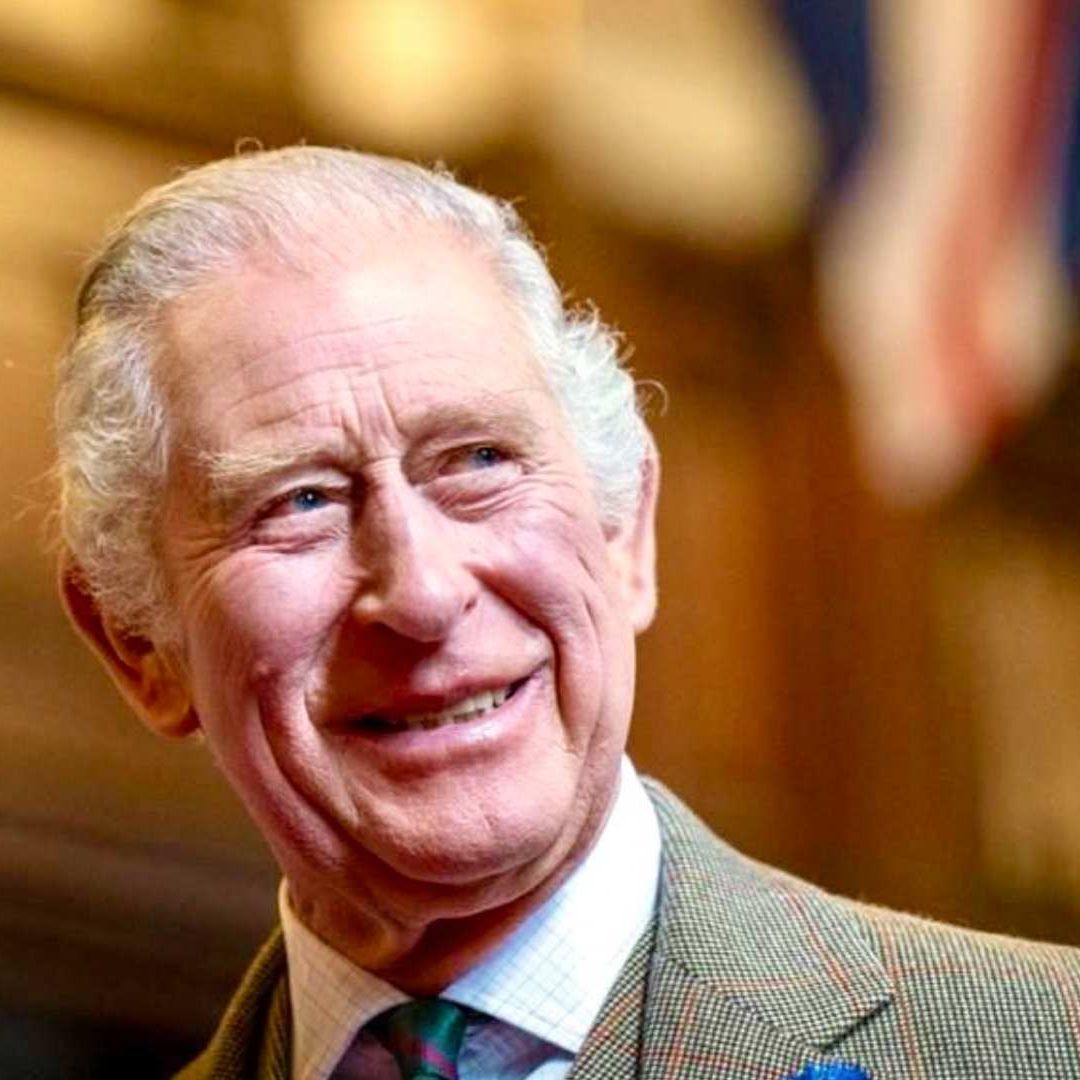 El Rey Carlos III sonríe
