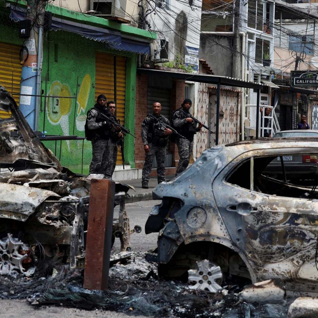 Miembros de la unidad especial de la Policía Militar patrullan una calle durante operativo en favela en Río de Janeiro. Foto: Reuters
