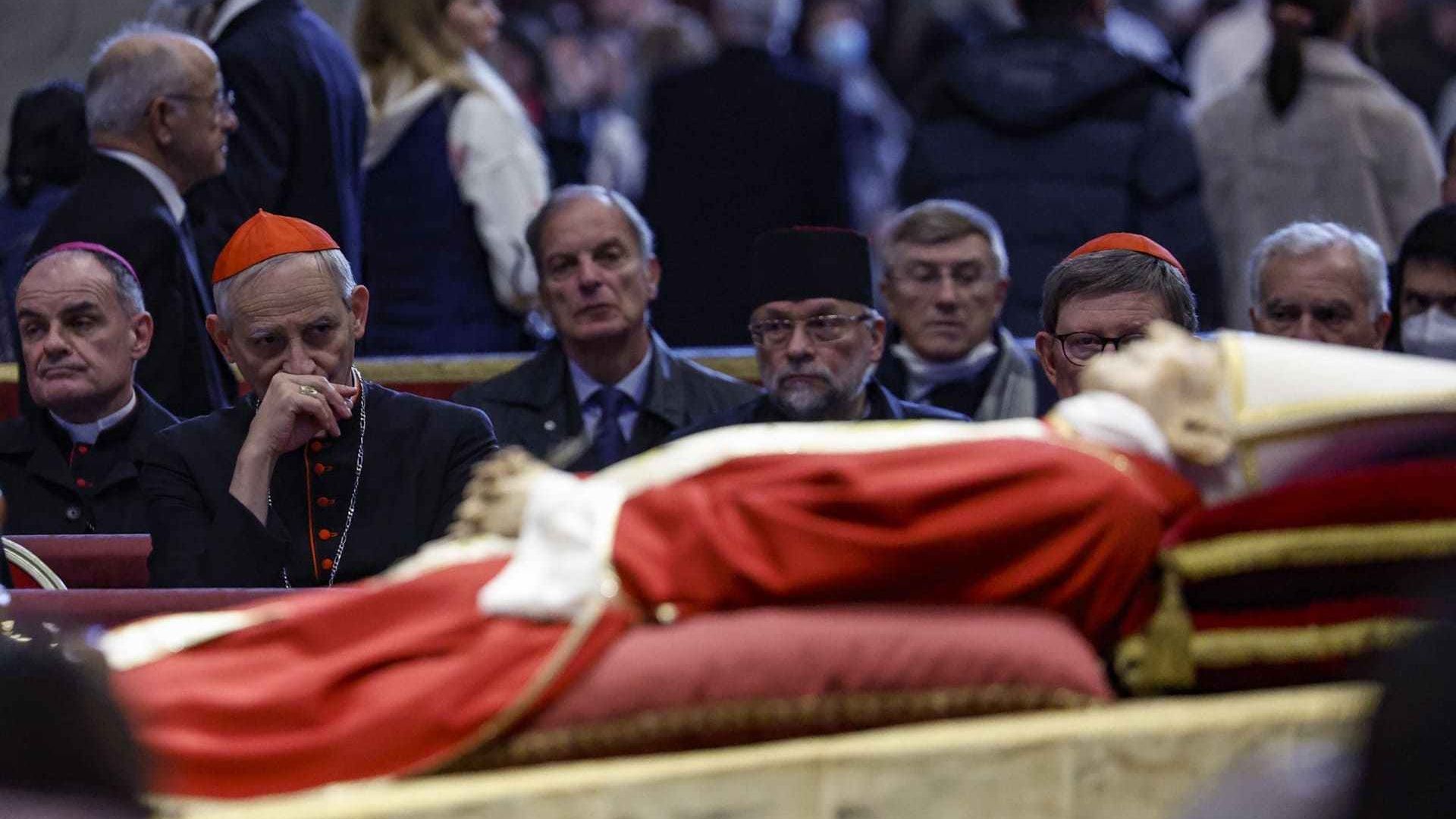 El cuerpo de Benedicto fue velado en Roma antes de su funeral