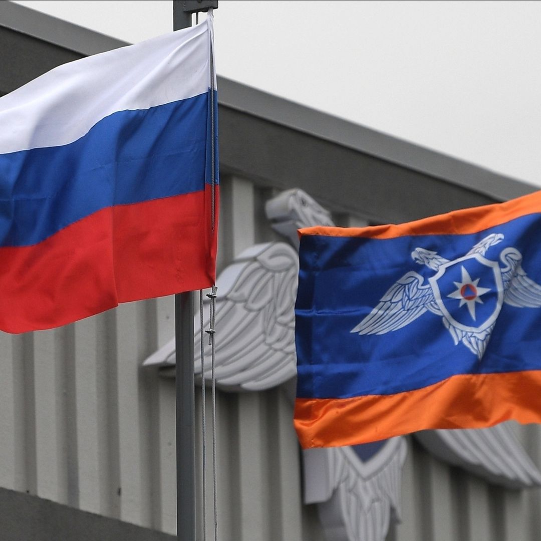 Las banderas de Rusia y del Ministerio de Emergencias de Rusia ondean. Foto: AP