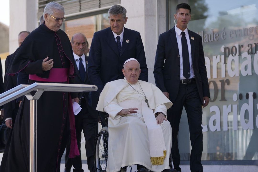 Papa Visita Centro de Caridad en Lisboa, Llama "A Ensuciarse las Manos"
