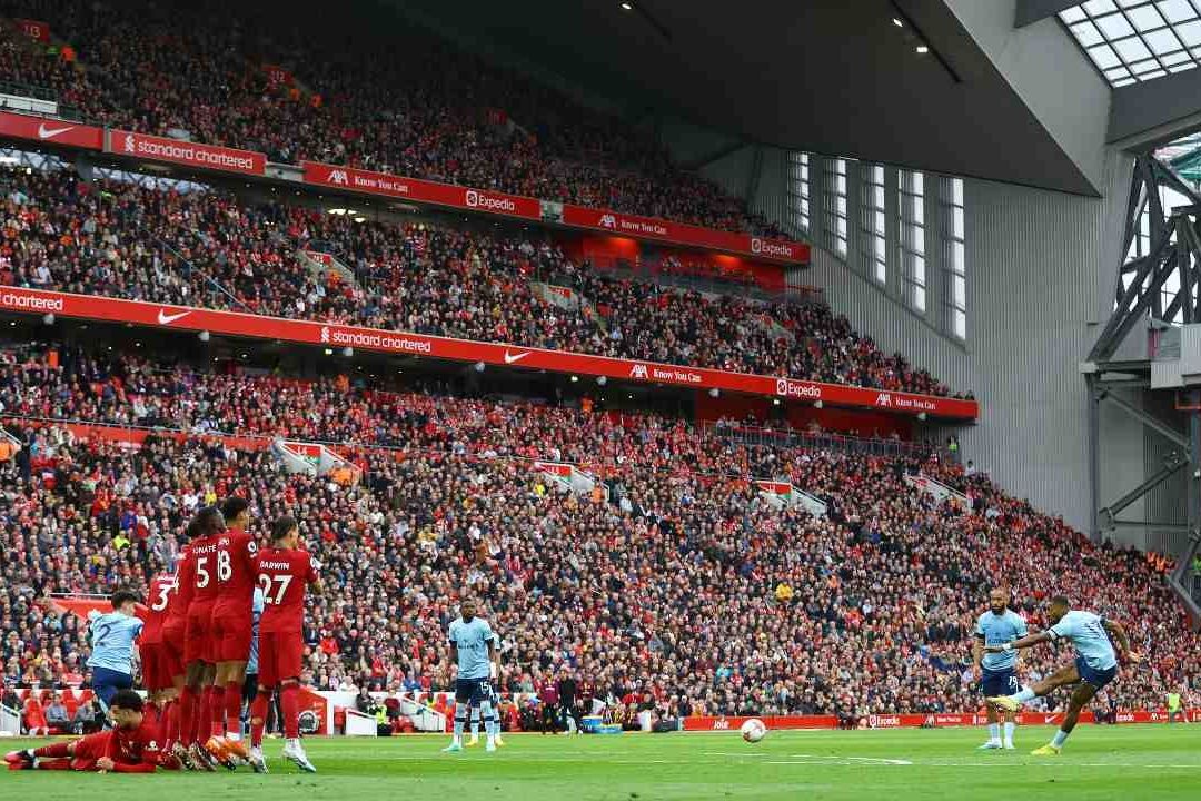 Aficionados de Liverpool Abuchean Himno “God Save the King” en Coronación de Carlos III