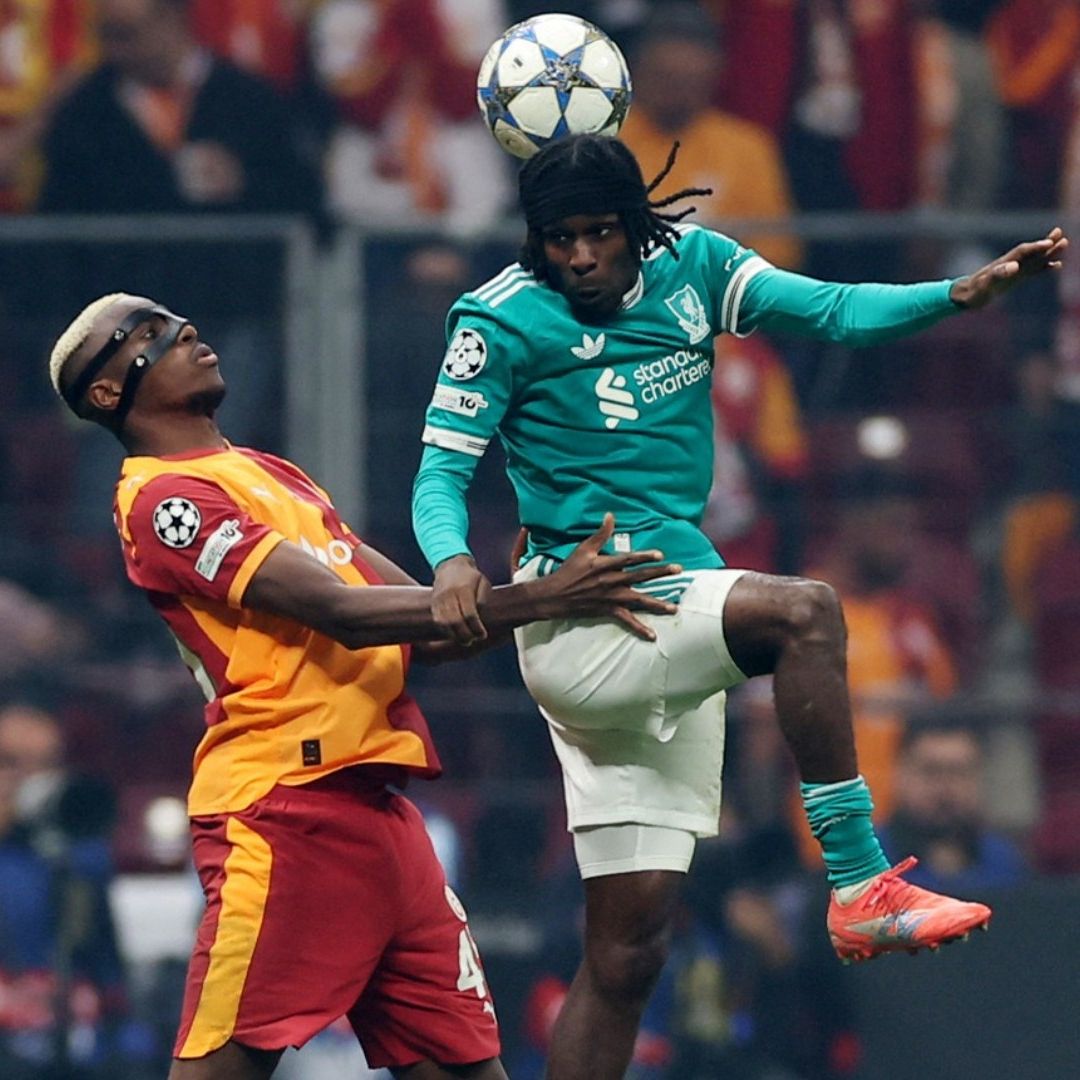 Víctor Osimhen, con protección en el rostro, hizo el gol de la victoria para el Galatasaray ante el Liverpool en la Champions League