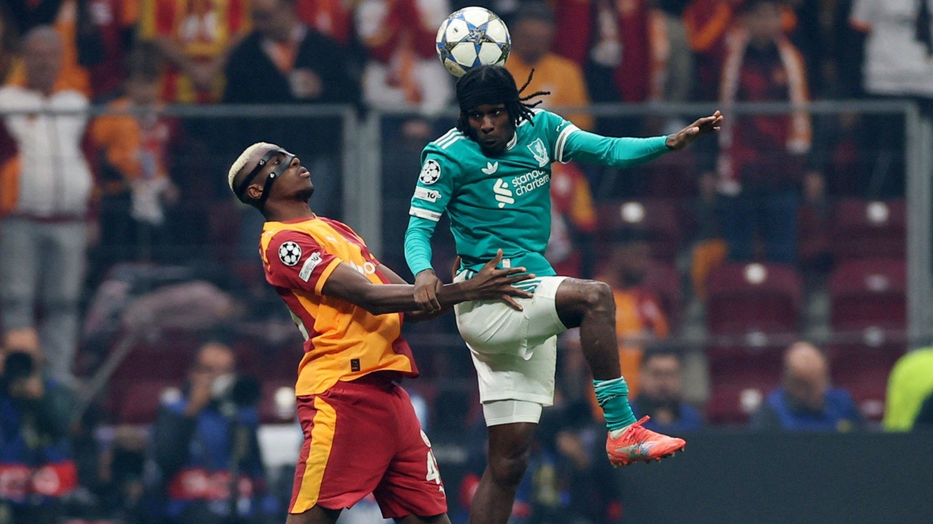 Víctor Osimhen, con protección en el rostro, hizo el gol de la victoria para el Galatasaray ante el Liverpool en la Champions League
