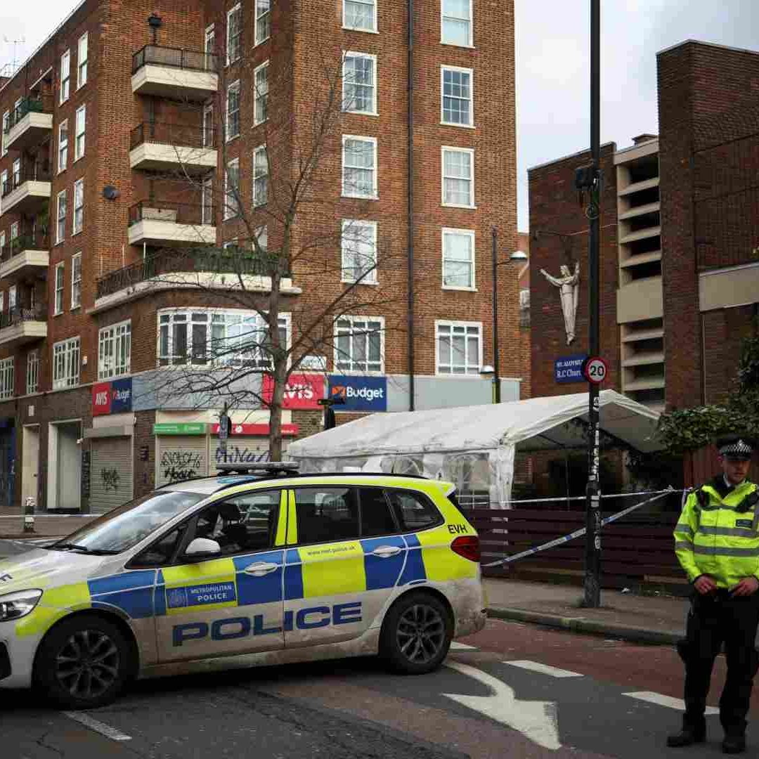 El tiroteo se produjo el sábado por la tarde a las puertas de la iglesia católica de St Aloysius, en el céntrico barrio de Euston, al término de una misa en memoria de Sara Sánchez, de 20 años, fallecida por leucemia en noviembre y su madre, Fresia Calderón, que murió pocos días después de una trombosis, al llegar al aeropuerto londinense de Heathrow desde Colombia.