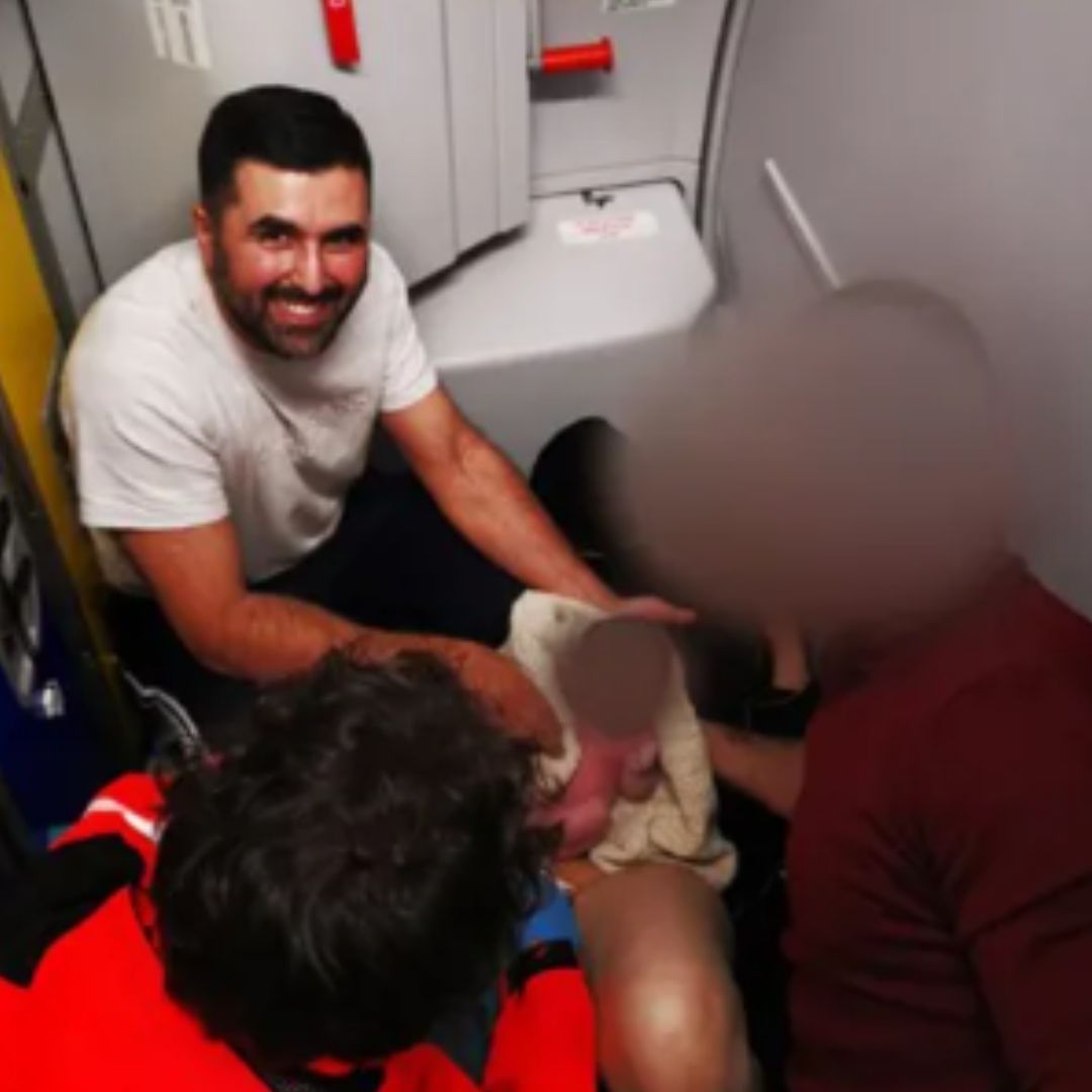 El médico Hassan Khan ayudó a una mujer que dio a luz en pleno vuelo