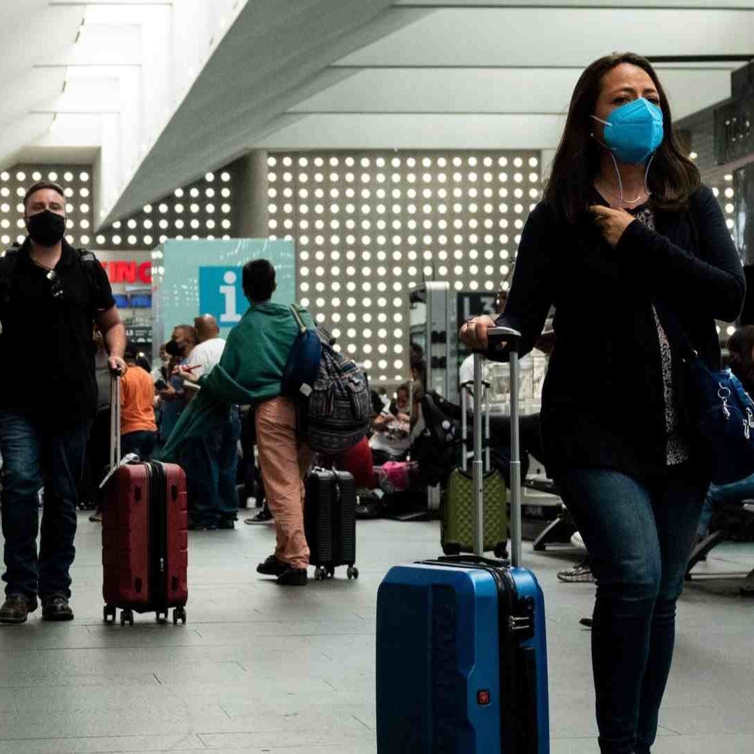 Turistas en la Terminal 2 del AICM