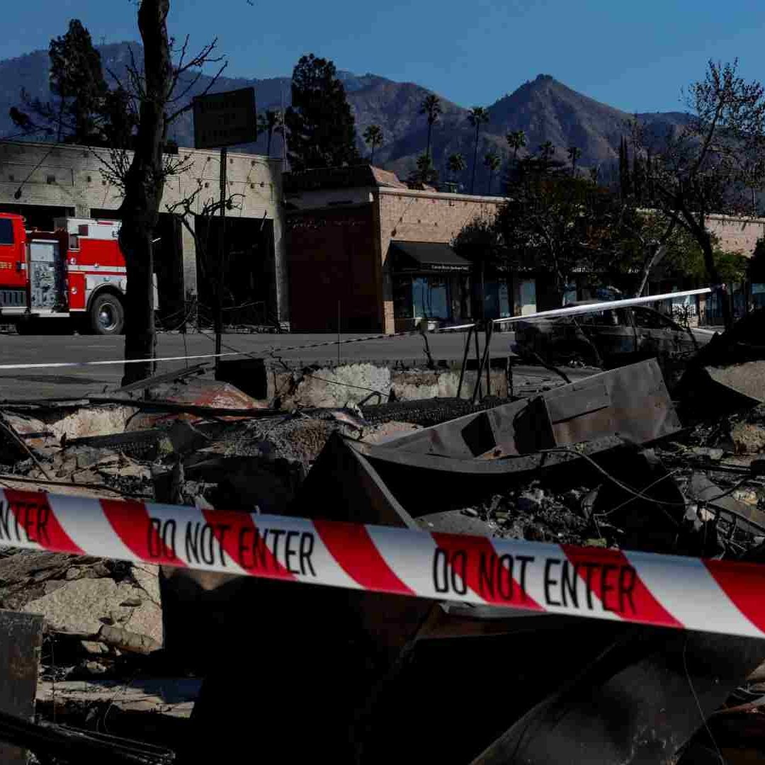 La situación se complica debido a los fuertes vientos de Santa Ana