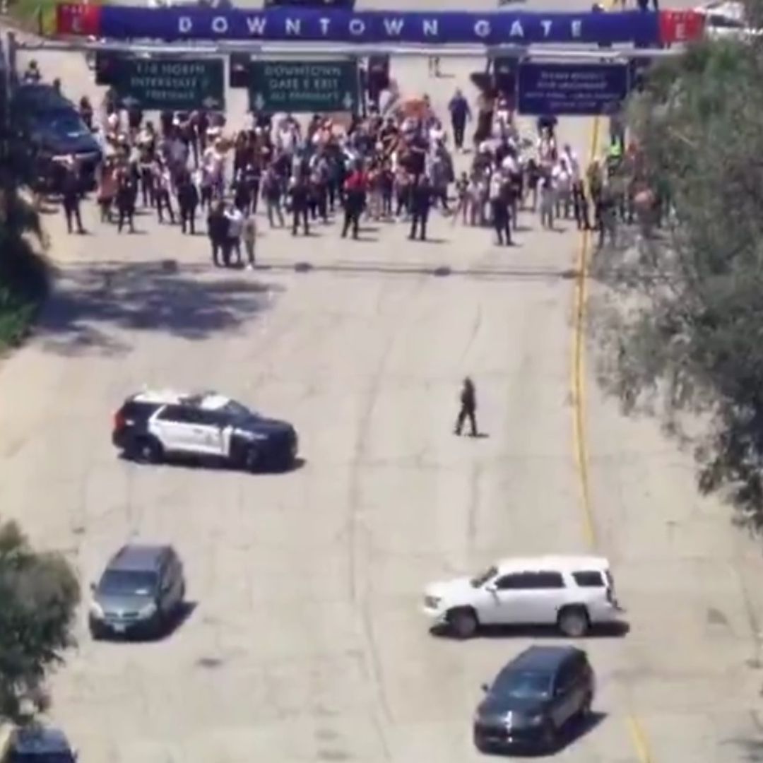 Agentes del ICE llegaron en varios vehículos al Dodger Stadium, pero no les permiteron ingresar.