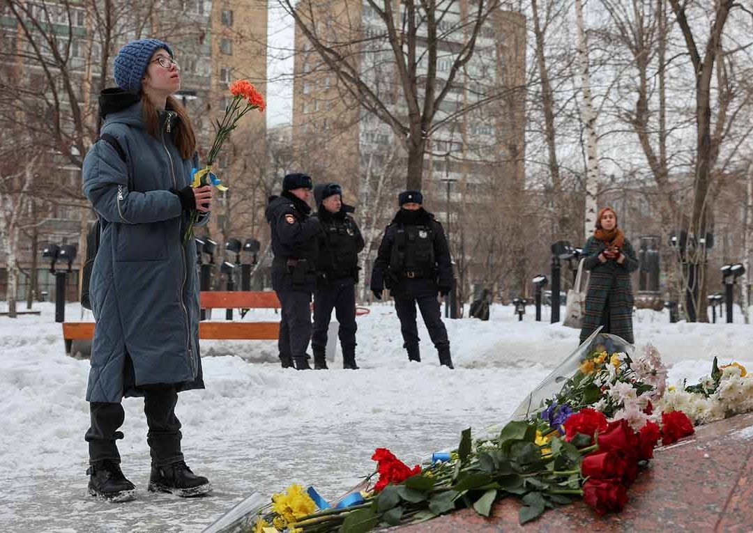 Rusia Detiene a Disidentes que Manifestaron Apoyo a Ucrania