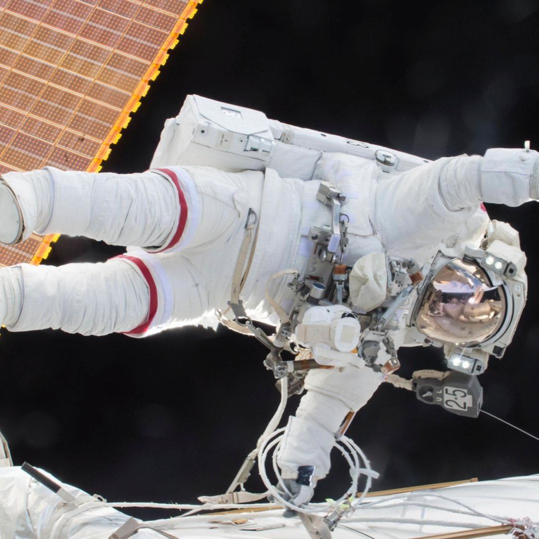 Astronauta durante caminata espacial