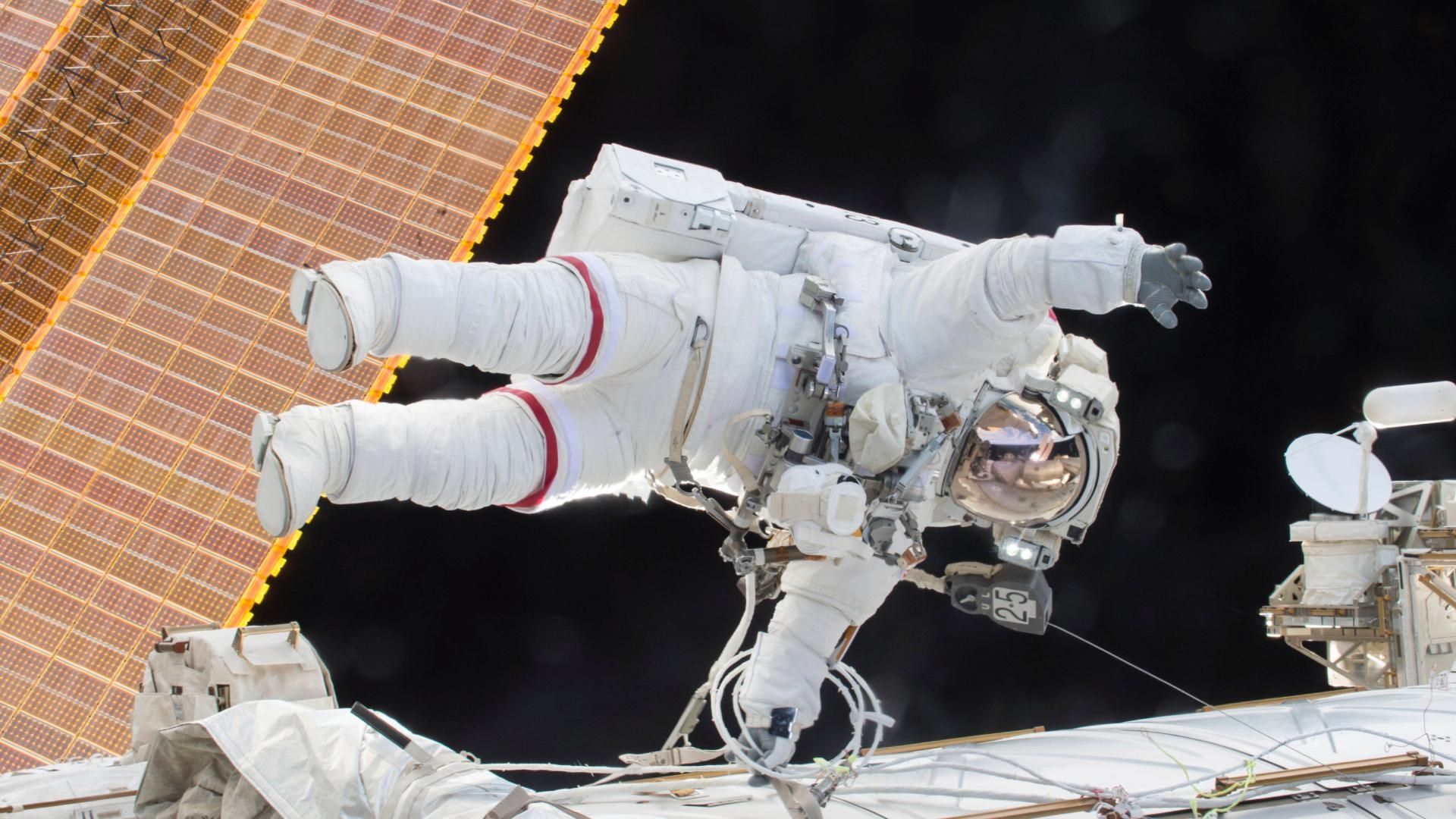 Astronauta durante caminata espacial