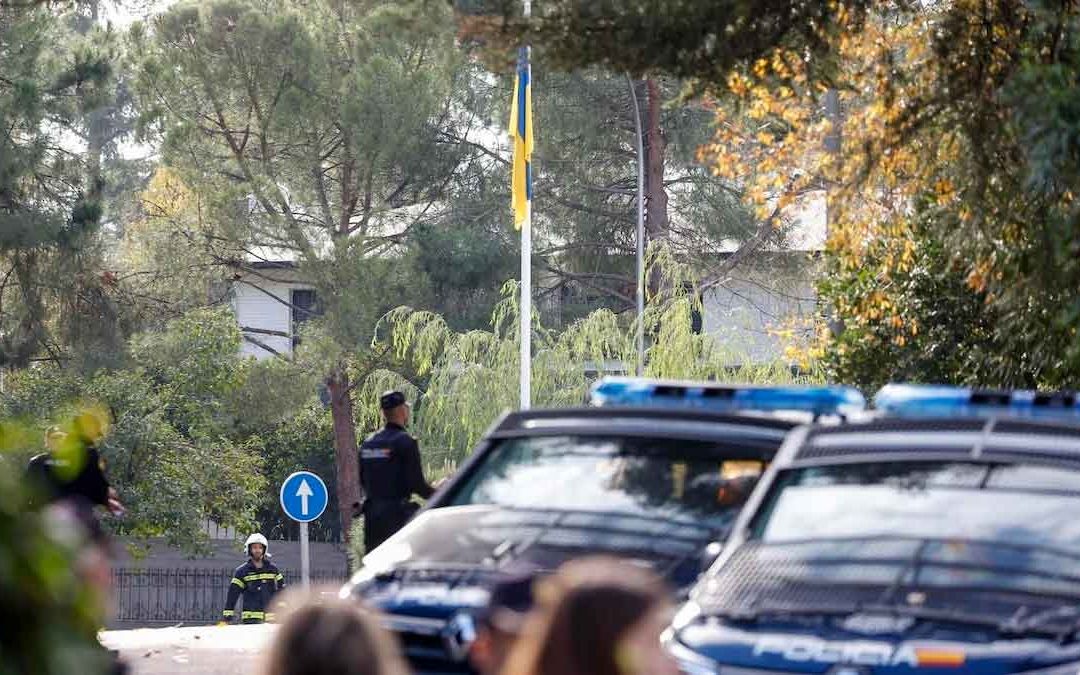 Policía afuera de la embajada de Ucrania en Madrid