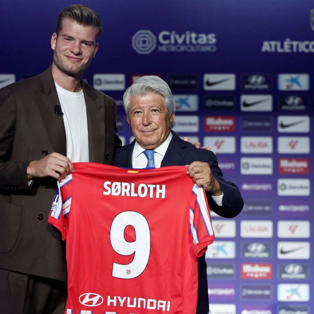 Alexander Sorloth lleva a su perrito a presentación