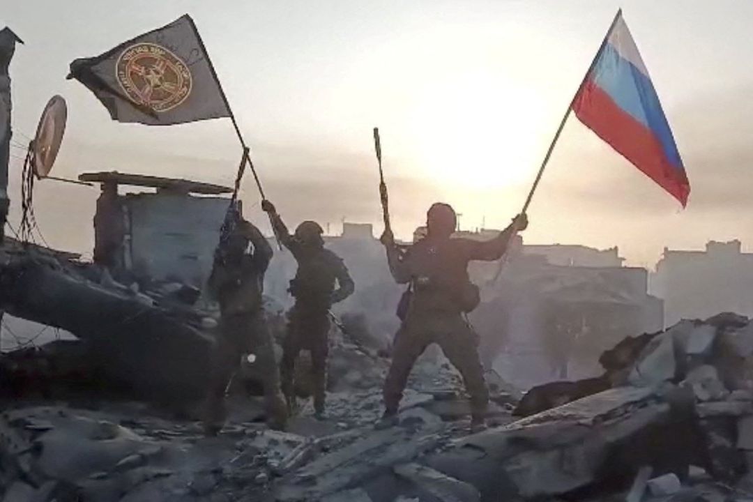 Rusia afirma controlar Bajmut; Zelenski lo niega